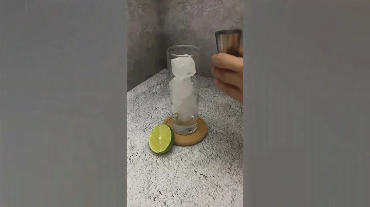 «Джин Тоник»🍋 #коктейли #рецептыкоктейлей #домашнийбар #джинтоник #готовимдомакоктейли